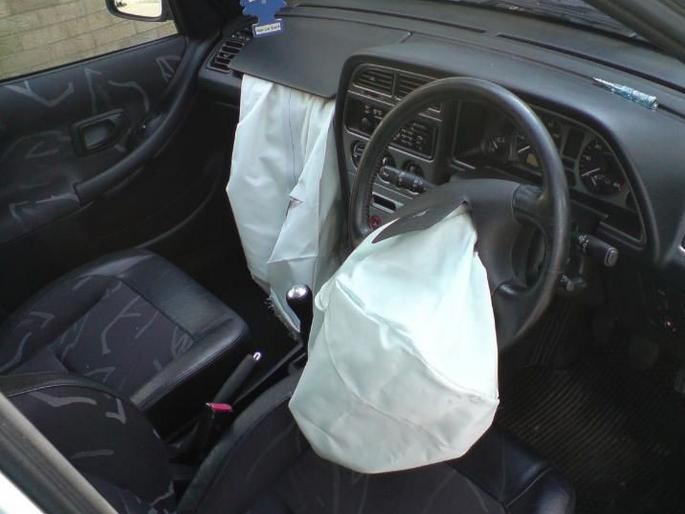 passenger safety is not important for cheap car? but Companies in profit | स्वस्तातल्या कारसाठी ग्राहकांची सुरक्षा धोक्यात? कंपन्या मात्र नफ्यात passenger safety is not important for cheap car? but Companies in profit | स्वस्तातल्या कारसाठी ग्राहकांची सुरक्षा धोक्यात? कंपन्या मात्र नफ्यात
