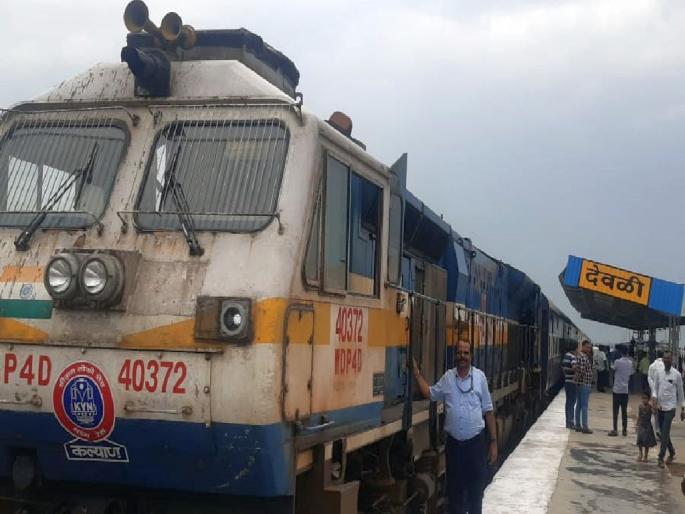 Finally, the train ran on the Wardha to Deoli route, the railway administration conducted a technical inspection of the route | अखेर वर्धा ते देवळी मार्गावर रेल्वे धावली; रेल्वे प्रशासनाने केली या मार्गाची तांत्रिक तपासणी Finally, the train ran on the Wardha to Deoli route, the railway administration conducted a technical inspection of the route | अखेर वर्धा ते देवळी मार्गावर रेल्वे धावली; रेल्वे प्रशासनाने केली या मार्गाची तांत्रिक तपासणी