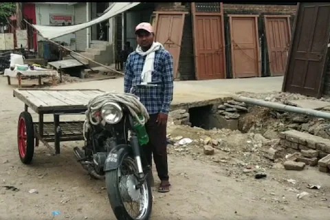 farrukhabad after father death mba passed youth had to run handcart to feed family | MBA पास तरुणाला नोकरी नाही; वडिलांच्या मृत्यूनंतर कुटुंबाचं पोट भरण्यासाठी चालवतो हातगाडी farrukhabad after father death mba passed youth had to run handcart to feed family | MBA पास तरुणाला नोकरी नाही; वडिलांच्या मृत्यूनंतर कुटुंबाचं पोट भरण्यासाठी चालवतो हातगाडी