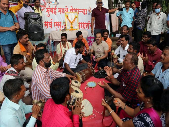 Finally ST workers out of Azad Maidan! | अखेर एसटी कर्मचारी आझाद मैदानातून बाहेर! Finally ST workers out of Azad Maidan! | अखेर एसटी कर्मचारी आझाद मैदानातून बाहेर!