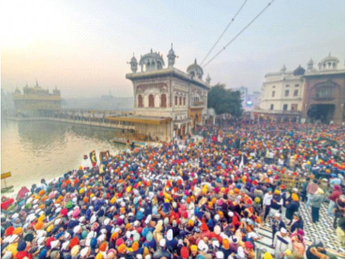 What is a corona? Queues all day in temples, gurdwaras; Repentance crowd | CoronaVirus: कोरोना म्हणजे काय असते? मंदिरे, गुरुद्वारांमध्ये दिवसभर रांगा; तोबा गर्दी What is a corona? Queues all day in temples, gurdwaras; Repentance crowd | CoronaVirus: कोरोना म्हणजे काय असते? मंदिरे, गुरुद्वारांमध्ये दिवसभर रांगा; तोबा गर्दी
