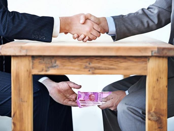 While accepting a bribe of six thousand, the principal, the clerk in the net! | सहा हजारांची लाच स्विकारताना मुख्याध्यापक, लिपिक जाळ्यात ! While accepting a bribe of six thousand, the principal, the clerk in the net! | सहा हजारांची लाच स्विकारताना मुख्याध्यापक, लिपिक जाळ्यात !