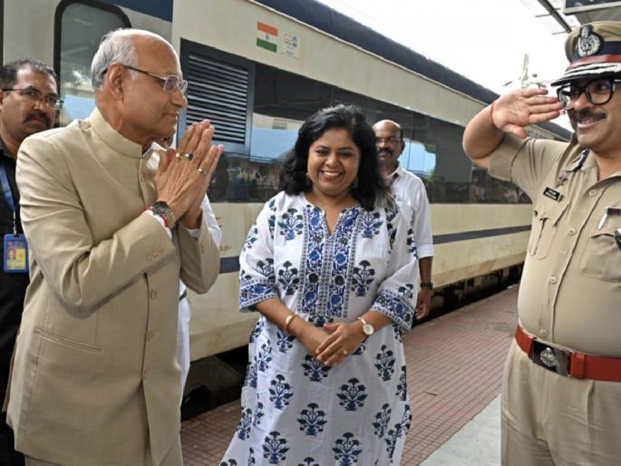 Arrival of Governor Ramesh Bais received at Nagpur railway station | राज्यपाल रमेश बैस यांचे आगमन, नागपूर रेल्वेस्थानकावर स्वागत 
