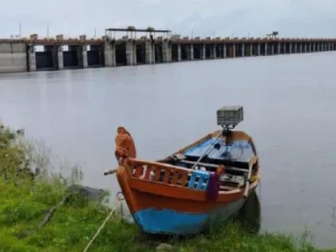 A youth jumps from the British-era bridge of Neera; Missing in the course of the flowing river  | नीरेच्या ब्रिटिशकालीन पुलावरुन युवकाची उडी; दुथडी वाहणाऱ्या नदीच्या पात्रात बेपत्ता  A youth jumps from the British-era bridge of Neera; Missing in the course of the flowing river  | नीरेच्या ब्रिटिशकालीन पुलावरुन युवकाची उडी; दुथडी वाहणाऱ्या नदीच्या पात्रात बेपत्ता