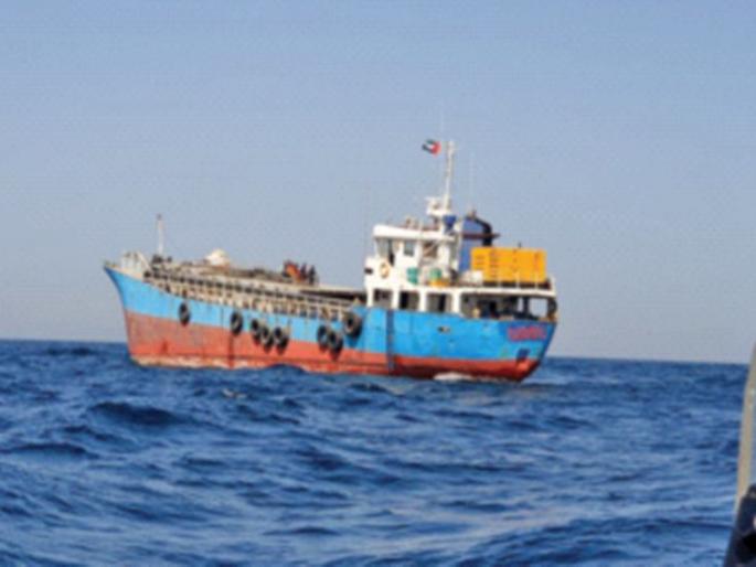 Merchant ships stranded at sea by the Navy | नौदलामुळे समुद्रात बंद पडलेले व्यापारी जहाज मार्गस्थ