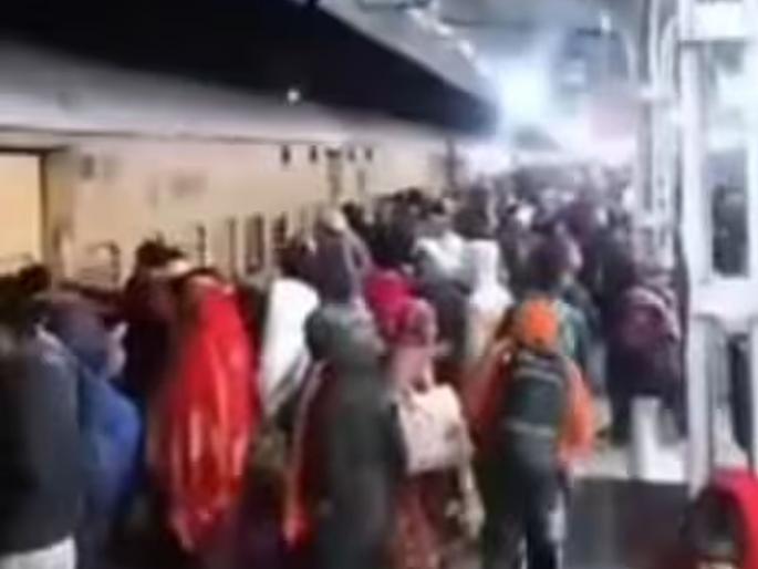 Mob attacks train going from Jhansi to Prayagraj, stones thrown; passengers scared | झाशीहून प्रयागराजला जाणाऱ्या ट्रेनवर जमावाचा हल्ला, दगडफेक; प्रवासी भयभीत Mob attacks train going from Jhansi to Prayagraj, stones thrown; passengers scared | झाशीहून प्रयागराजला जाणाऱ्या ट्रेनवर जमावाचा हल्ला, दगडफेक; प्रवासी भयभीत