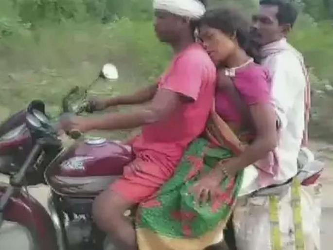 Ambulance rejected; pregnant women taken on to two-wheeler | अॅम्ब्युलन्स नाकारली; गर्भवतीला नेले दुचाकीवरून, झारखंडमधील घटना Ambulance rejected; pregnant women taken on to two-wheeler | अॅम्ब्युलन्स नाकारली; गर्भवतीला नेले दुचाकीवरून, झारखंडमधील घटना