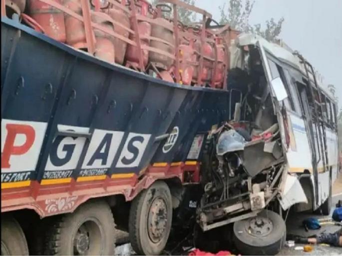 Jharkhand News | Jahrkhand Road Accident | Accident in Pakur | LPG cylinder truck hit the bus; 10 dead and more than 20 injured | भीषण अपघात! LPG सिलेंडरने भरलेल्या ट्रकची बसला धडक; 15 जणांचा मृत्यू Jharkhand News | Jahrkhand Road Accident | Accident in Pakur | LPG cylinder truck hit the bus; 10 dead and more than 20 injured | भीषण अपघात! LPG सिलेंडरने भरलेल्या ट्रकची बसला धडक; 15 जणांचा मृत्यू