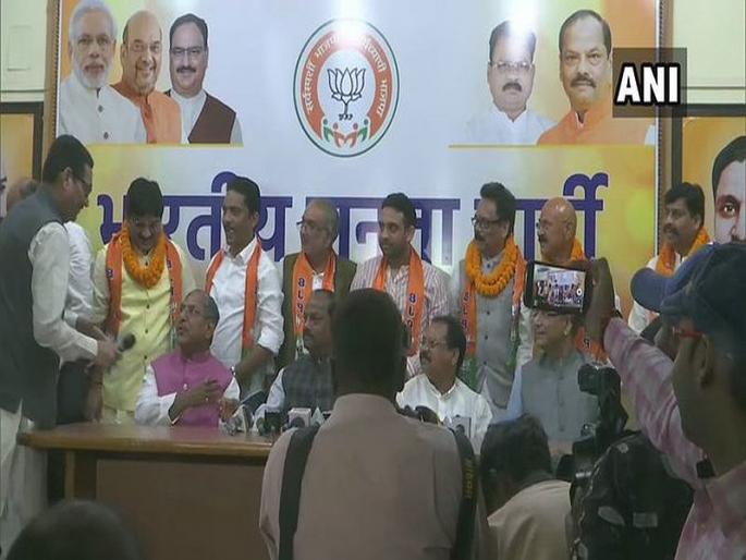 jharkhand 6 opposition mlas joins bjp in presence of cm raghubar das | झारखंडमध्ये विरोधी पक्षातील सहा आमदारांचा भाजपात प्रवेश jharkhand 6 opposition mlas joins bjp in presence of cm raghubar das | झारखंडमध्ये विरोधी पक्षातील सहा आमदारांचा भाजपात प्रवेश