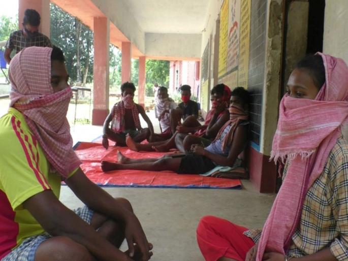 girlfriend left home and reaches quarantine center to live with boyfriend in jharkhand kkg | CoronaVirus News: बाबो! प्रियकरासोबत राहण्यासाठी प्रेयसीनं सोडलं घर, गाठलं क्वारंटिन सेंटर; अन्...