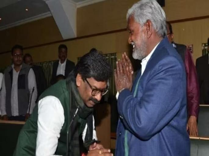 Resignation of Chief Minister hemant soren governor invites JMM leader Champai Soren for meeting | मुख्यमंत्र्यांचा राजीनामा अन् आमदारांची पळवापळवी; अखेर तो बहुप्रतिक्षित कॉल आलाच! Resignation of Chief Minister hemant soren governor invites JMM leader Champai Soren for meeting | मुख्यमंत्र्यांचा राजीनामा अन् आमदारांची पळवापळवी; अखेर तो बहुप्रतिक्षित कॉल आलाच!