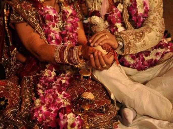 Jharkhand wedding was broken due to the cold groom fell in the mandap shivering | थंडीमुळे नवरदेव पडला बेशुद्ध; वधूने दिला लग्नास नकार , रिकाम्या हाताने परतली लग्नाची वरात Jharkhand wedding was broken due to the cold groom fell in the mandap shivering | थंडीमुळे नवरदेव पडला बेशुद्ध; वधूने दिला लग्नास नकार , रिकाम्या हाताने परतली लग्नाची वरात