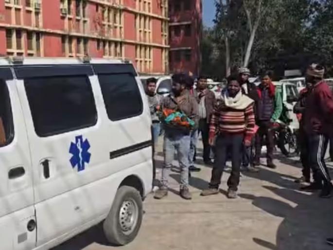 newborn girl dies in medical college in jhansi family members accused of not getting treatment | बाळाला वाचवण्यासाठी ५ तास वणवण भटकला बाप, व्हेंटिलेटर नसल्याने रुग्णवाहिकेत मृत्यू newborn girl dies in medical college in jhansi family members accused of not getting treatment | बाळाला वाचवण्यासाठी ५ तास वणवण भटकला बाप, व्हेंटिलेटर नसल्याने रुग्णवाहिकेत मृत्यू