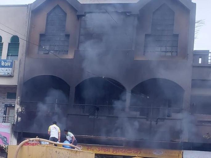 A house and a shop were gutted by fire in the main market town of Budruk; A loss of lakhs of rupees | बुद्रुकमधील मुख्य बाजार पेठेत राहत्या घराला अन् दुकानाला भीषण आग; लाखो रुपयांचे नुकसान A house and a shop were gutted by fire in the main market town of Budruk; A loss of lakhs of rupees | बुद्रुकमधील मुख्य बाजार पेठेत राहत्या घराला अन् दुकानाला भीषण आग; लाखो रुपयांचे नुकसान
