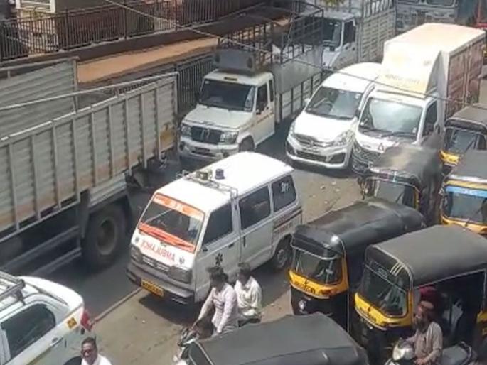 Ambulance stuck in traffic jam in Bhiwandi; Municipal beautification has hit commuters | भिवंडीतील वाहतूक कोंडीत अडकली रुग्णवाहिका; मनपाच्या सुशोभीकरणाचा प्रवाशांना फटका Ambulance stuck in traffic jam in Bhiwandi; Municipal beautification has hit commuters | भिवंडीतील वाहतूक कोंडीत अडकली रुग्णवाहिका; मनपाच्या सुशोभीकरणाचा प्रवाशांना फटका