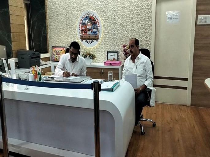 Kumar Ailani's discussion with the commissioner regarding embankment, water, city development work | एडम्पिंग, पाणी, शहर विकास कामाबाबत कुमार आयलानी यांची आयुक्तांसोबत चर्चा Kumar Ailani's discussion with the commissioner regarding embankment, water, city development work | एडम्पिंग, पाणी, शहर विकास कामाबाबत कुमार आयलानी यांची आयुक्तांसोबत चर्चा