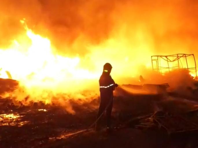 A huge fire broke out in the warehouse at the bottom; The entire warehouse was burnt down, with no casualties | तळोजात भंगार गोदामाला भीषण आग; संपूर्ण गोदाम भस्मसात, कोणतीही जीवितहानी नाही A huge fire broke out in the warehouse at the bottom; The entire warehouse was burnt down, with no casualties | तळोजात भंगार गोदामाला भीषण आग; संपूर्ण गोदाम भस्मसात, कोणतीही जीवितहानी नाही