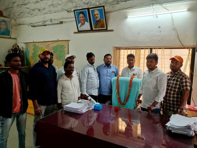 Gandhigiri wearing a necklace to the chair of Deputy Superintendent of Land Records in ahmednagar | भूमी अभिलेख उपाधीक्षकांच्या खुर्चीला हार घालून गांधीगिरी Gandhigiri wearing a necklace to the chair of Deputy Superintendent of Land Records in ahmednagar | भूमी अभिलेख उपाधीक्षकांच्या खुर्चीला हार घालून गांधीगिरी