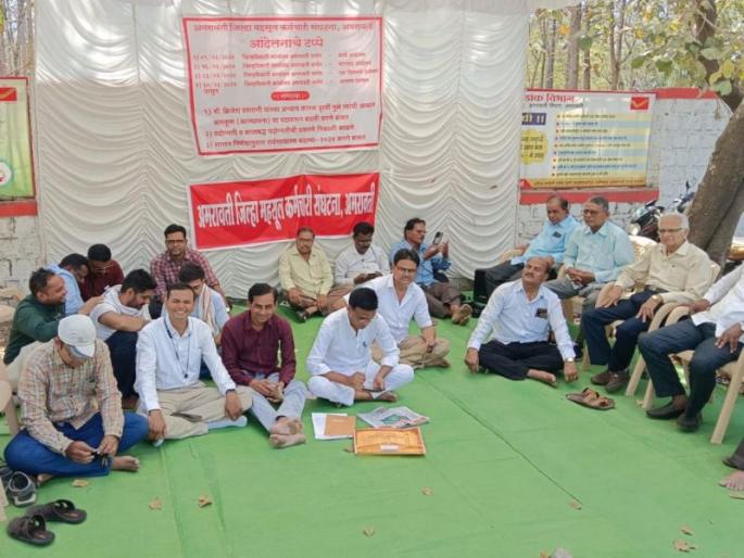 Protest at District Office of Revenue Employees' Association; Various demands are pending | महसूल कर्मचारी संघटनेचे जिल्हा कचेरीवर धरणे; विविध मागण्या प्रलंबित Protest at District Office of Revenue Employees' Association; Various demands are pending | महसूल कर्मचारी संघटनेचे जिल्हा कचेरीवर धरणे; विविध मागण्या प्रलंबित