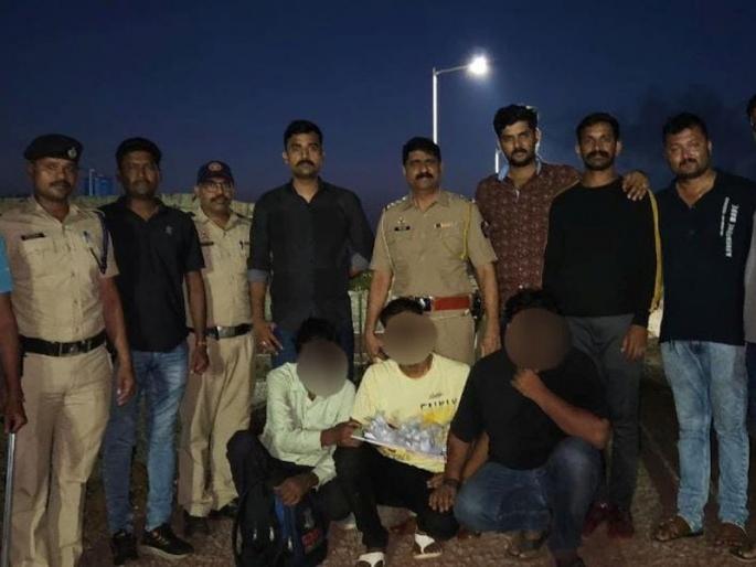 21 kilos of brown heroin seized in Ratnagiri; Three in custody | रत्नागिरीत २१ किलाे ब्राऊन हेराॅईन जप्त; तिघे ताब्यात 21 kilos of brown heroin seized in Ratnagiri; Three in custody | रत्नागिरीत २१ किलाे ब्राऊन हेराॅईन जप्त; तिघे ताब्यात