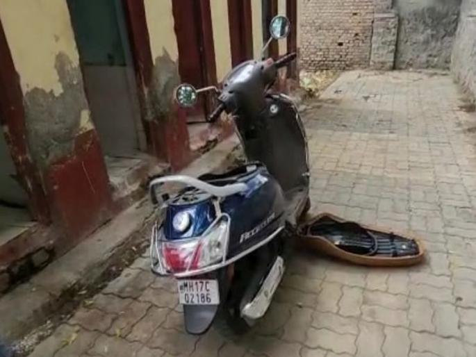 Cash of seven and a half lakhs robbery by breaking the lock of the scooty's trunk; The incident happened in broad daylight in Kopargaon city | स्कुटीच्या डिक्कीचा लॉकतोडून साडेसात लाखांची लांबवली रोकड; कोपरगाव शहरात दिवसाढवळ्या घडलेली घटना  Cash of seven and a half lakhs robbery by breaking the lock of the scooty's trunk; The incident happened in broad daylight in Kopargaon city | स्कुटीच्या डिक्कीचा लॉकतोडून साडेसात लाखांची लांबवली रोकड; कोपरगाव शहरात दिवसाढवळ्या घडलेली घटना