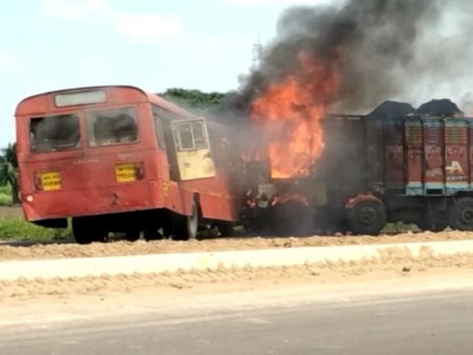 Terrible accident! ST bus caught fire after hitting coal transport truck; 7 passengers injured | Buldhana-Nagpur Bus Accident: बाळापूरमध्ये भीषण अपघात! कोळशाच्या ट्रकला धडक दिल्यानंतर एसटी बसने घेतला पेट; ७ प्रवासी जखमी Terrible accident! ST bus caught fire after hitting coal transport truck; 7 passengers injured | Buldhana-Nagpur Bus Accident: बाळापूरमध्ये भीषण अपघात! कोळशाच्या ट्रकला धडक दिल्यानंतर एसटी बसने घेतला पेट; ७ प्रवासी जखमी