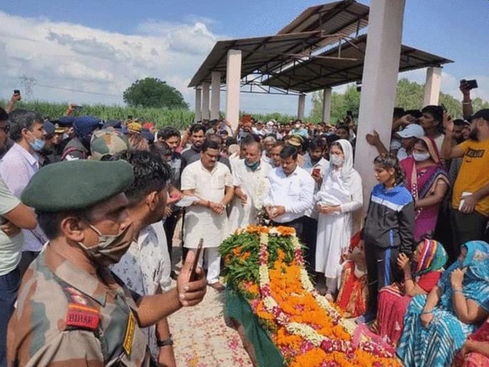 Amrish Tyagi soldier: 16 year old girl saw her father's face first time; Funeral on Martyr Jawan | Amrish Tyagi soldier: जन्मानंतर १६ वर्षांनी पहिल्यांदाच मुलीने पाहिला पित्याचा चेहरा; शहीद जवानावर अंत्यसंस्कार