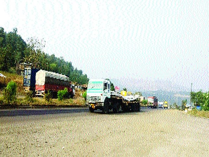 Accident due to 'overload' heavy vehicles? | ‘ओव्हरलोड’ अवजड वाहनांमुळे अपघात? Accident due to 'overload' heavy vehicles? | ‘ओव्हरलोड’ अवजड वाहनांमुळे अपघात?