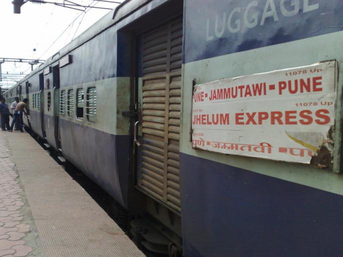Tears welled up after seeing relatives; 200 tourists returned to Pune by Jhelum Express | Jhelum Express: नातेवाईकांना पाहून रडू कोसळले; झेलम एक्स्प्रेसने २०० पर्यटक पुण्यात परतले Tears welled up after seeing relatives; 200 tourists returned to Pune by Jhelum Express | Jhelum Express: नातेवाईकांना पाहून रडू कोसळले; झेलम एक्स्प्रेसने २०० पर्यटक पुण्यात परतले