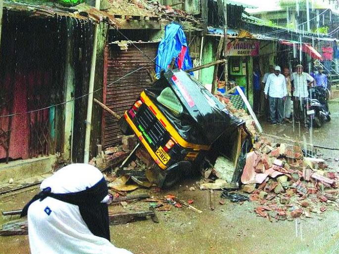Part of the building collapsed on the floor | इमारतीचा भाग रिक्षावर कोसळला Part of the building collapsed on the floor | इमारतीचा भाग रिक्षावर कोसळला