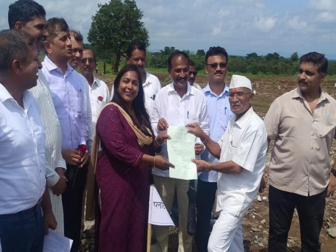 Distribution of residential plots to 97 families in submerged area of Bhatsa Dam has started | भातसा धरणाच्या बुडीत क्षेत्रातील ९७ कुटुंबियाना निवासी प्लाॅट वाटपास प्रारंभ Distribution of residential plots to 97 families in submerged area of Bhatsa Dam has started | भातसा धरणाच्या बुडीत क्षेत्रातील ९७ कुटुंबियाना निवासी प्लाॅट वाटपास प्रारंभ
