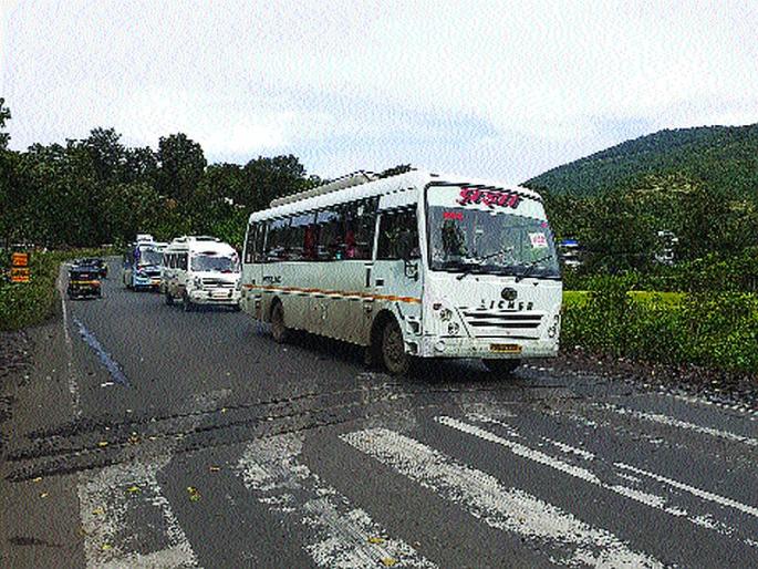 Maharashtra Election 2019: Villager admitted to Konkan; Village reached for voting | चाकरमानी कोकणात दाखल; मतदानासाठी गाठले गाव Maharashtra Election 2019: Villager admitted to Konkan; Village reached for voting | चाकरमानी कोकणात दाखल; मतदानासाठी गाठले गाव