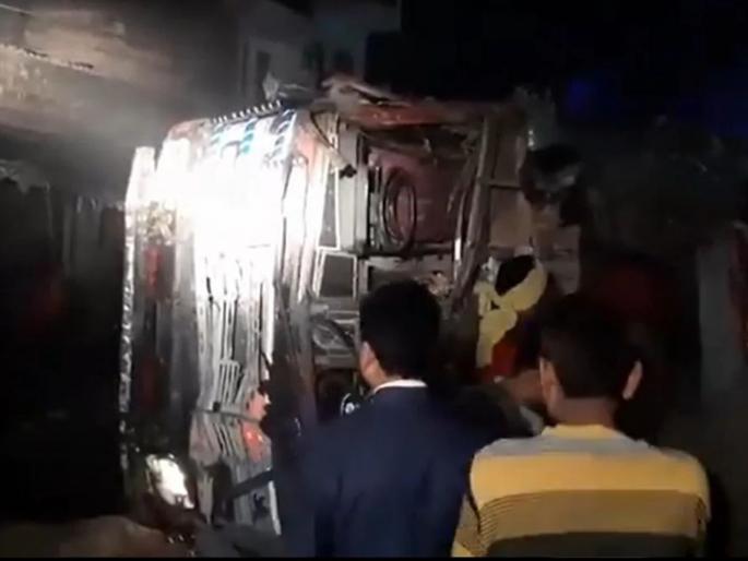 Horrific Accident truck overturning on Scorpio; 8 killed, including two children | स्कॉर्पिओवर ट्रक पलटून भीषण अपघात; दोन मुलांसह ८ ठार Horrific Accident truck overturning on Scorpio; 8 killed, including two children | स्कॉर्पिओवर ट्रक पलटून भीषण अपघात; दोन मुलांसह ८ ठार