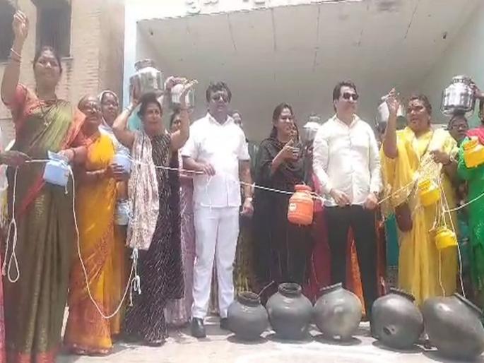 Handa march on municipal corporation for water; Angry women protested BJP by breaking their knees | पाण्यासाठी महापालिकेवर काढला हंडा मोर्चा; संतप्त महिलांनी माठ फोडून केला भाजपचा निषेध Handa march on municipal corporation for water; Angry women protested BJP by breaking their knees | पाण्यासाठी महापालिकेवर काढला हंडा मोर्चा; संतप्त महिलांनी माठ फोडून केला भाजपचा निषेध