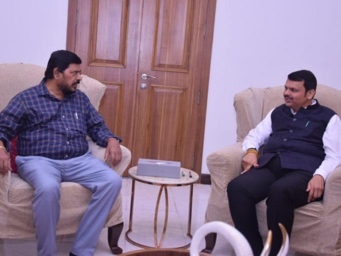 Republican Party President Ramdas Athavale called on Deputy Chief Minister Devendra Fadnavis today. | रिपब्लिकन पक्षालाही मिळणार शिंदेंच्या मंत्रिमंडळात स्थान; फडणवीसांनी आठवलेंना दिलं आश्वासन Republican Party President Ramdas Athavale called on Deputy Chief Minister Devendra Fadnavis today. | रिपब्लिकन पक्षालाही मिळणार शिंदेंच्या मंत्रिमंडळात स्थान; फडणवीसांनी आठवलेंना दिलं आश्वासन