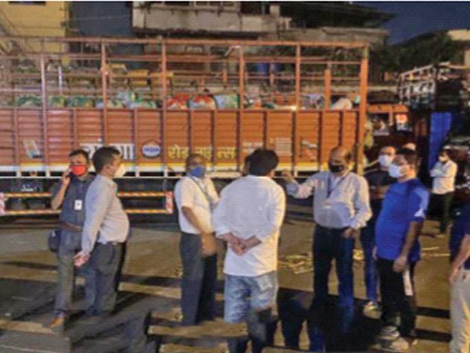 Midnight Municipal action in APMC's vegetable market | एपीएमसीच्या भाजीपाला मार्केटमध्ये मध्यरात्री पालिकेची धडक कारवाई Midnight Municipal action in APMC's vegetable market | एपीएमसीच्या भाजीपाला मार्केटमध्ये मध्यरात्री पालिकेची धडक कारवाई