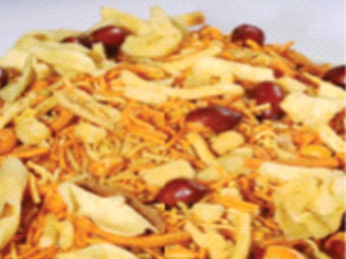 The birds are fed with shev, chiwda, farsan,; Warning ... | पक्ष्यांना शेव, चिवडा, फरसाण, खायला घालताय; खबरदार... The birds are fed with shev, chiwda, farsan,; Warning ... | पक्ष्यांना शेव, चिवडा, फरसाण, खायला घालताय; खबरदार...