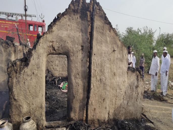 two children and one person bad death in suddenly fire at Shirur Taluka | शिरुर तालुक्यात झोपडीला लागलेल्या अचानक आगीत दोन लहान मुलांसह एकाचा दुर्देवी अंत  two children and one person bad death in suddenly fire at Shirur Taluka | शिरुर तालुक्यात झोपडीला लागलेल्या अचानक आगीत दोन लहान मुलांसह एकाचा दुर्देवी अंत