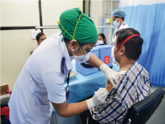 ‘Private’ vaccination discontinued due to limited stock | मर्यादित साठ्यामुळे ‘खाजगी’ लसीकरण बंद ‘Private’ vaccination discontinued due to limited stock | मर्यादित साठ्यामुळे ‘खाजगी’ लसीकरण बंद