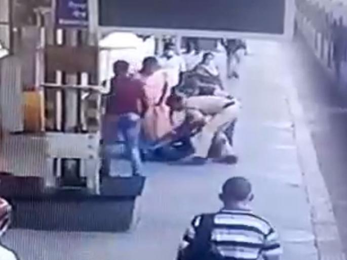 Railway police rescued the youth by giving CPR; Incident at Ambernath railway station | Video: रेल्वे पोलिसाने सीपीआर देत वाचवले तरुणाचे प्राण; अंबरनाथ रेल्वे स्थानकातील घटना Railway police rescued the youth by giving CPR; Incident at Ambernath railway station | Video: रेल्वे पोलिसाने सीपीआर देत वाचवले तरुणाचे प्राण; अंबरनाथ रेल्वे स्थानकातील घटना