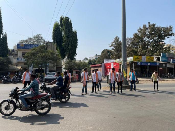 Mansainik on the road for traffic control in Wani; Excitement in the traffic control department with the innovative movement | वणीत वाहतूक नियंत्रणासाठी मनसैनिक रस्त्यावर; अभिनव आंदोलनाने वाहतूक नियंत्रण विभागात खळबळ