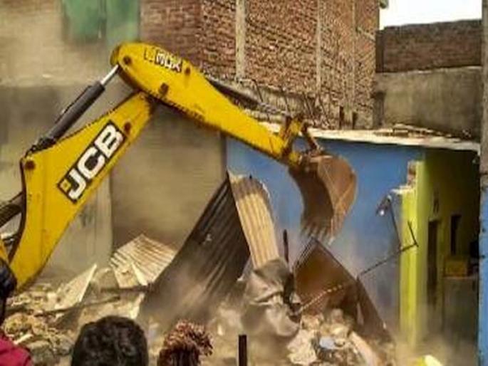 A bulldozer rolled over the suspect's house; Intense anger across the country, late night arrests | लघुशंका करणाऱ्याच्या घरावर फिरवला बुलडोझर; देशभरात तीव्र संताप, रात्री उशिरा अटक A bulldozer rolled over the suspect's house; Intense anger across the country, late night arrests | लघुशंका करणाऱ्याच्या घरावर फिरवला बुलडोझर; देशभरात तीव्र संताप, रात्री उशिरा अटक