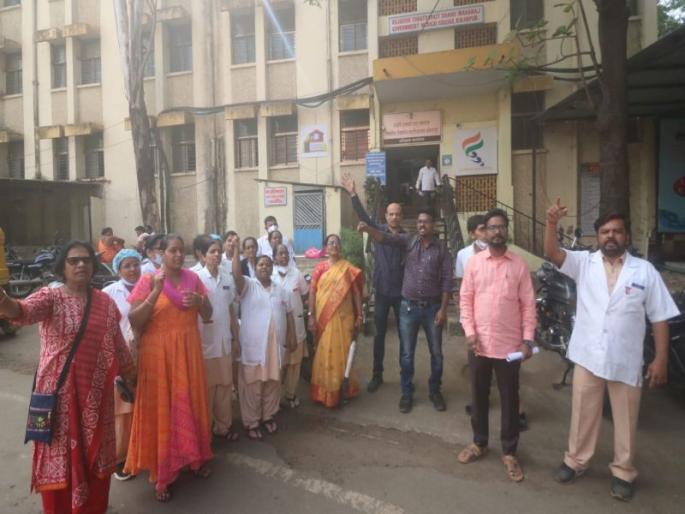 Chain hunger strike of CPR nurses continues due to lack of concrete decision | ठोस निर्णय न घेतल्याने सीपीआरच्या पारिचारिकांचे साखळी उपोषण कायम Chain hunger strike of CPR nurses continues due to lack of concrete decision | ठोस निर्णय न घेतल्याने सीपीआरच्या पारिचारिकांचे साखळी उपोषण कायम