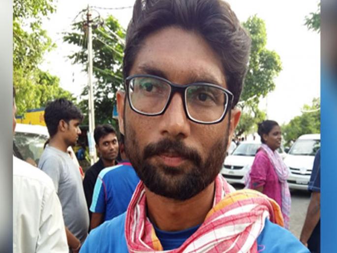attack on dalit leader jignesh mawani during gujarat election campaign | गुजरात निवडणूक प्रचारादरम्यान दलित नेते जिग्नेश मेवाणींवर हल्ला, भाजपावर केला आरोप  attack on dalit leader jignesh mawani during gujarat election campaign | गुजरात निवडणूक प्रचारादरम्यान दलित नेते जिग्नेश मेवाणींवर हल्ला, भाजपावर केला आरोप