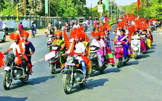 Rajmata Jijayu shines in Buldana city; Youth pulled bike rally! | राजमाता जिजाऊंचा जयघोषाने बुलडाणा शहर दुमदुमले; युवकांनी काढली दुचाकी रॅली! Rajmata Jijayu shines in Buldana city; Youth pulled bike rally! | राजमाता जिजाऊंचा जयघोषाने बुलडाणा शहर दुमदुमले; युवकांनी काढली दुचाकी रॅली!