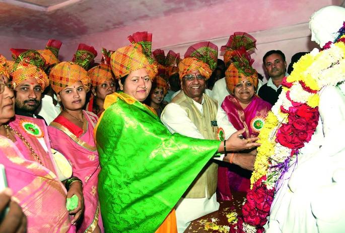 Sanskhedaraja at Massaagar; Jijau Mahapooja on the palace! | सिंदखेडराजा येथे उसळला जनसागर; राजवाड्यावर जिजाऊंची महापूजा! Sanskhedaraja at Massaagar; Jijau Mahapooja on the palace! | सिंदखेडराजा येथे उसळला जनसागर; राजवाड्यावर जिजाऊंची महापूजा!