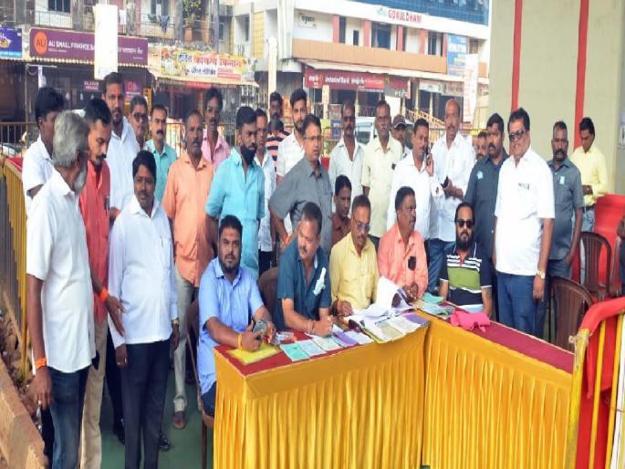 Sindhudurg Districk Bank Election Controversy between Satish Sawant and Pragya Dhawan at Kankavali polling station | Sindhudurg Districk Bank Election : कणकवलीत मतदान केंद्रावर सतीश सावंत, प्रज्ञा ढवण यांच्यात बाचाबाची Sindhudurg Districk Bank Election Controversy between Satish Sawant and Pragya Dhawan at Kankavali polling station | Sindhudurg Districk Bank Election : कणकवलीत मतदान केंद्रावर सतीश सावंत, प्रज्ञा ढवण यांच्यात बाचाबाची