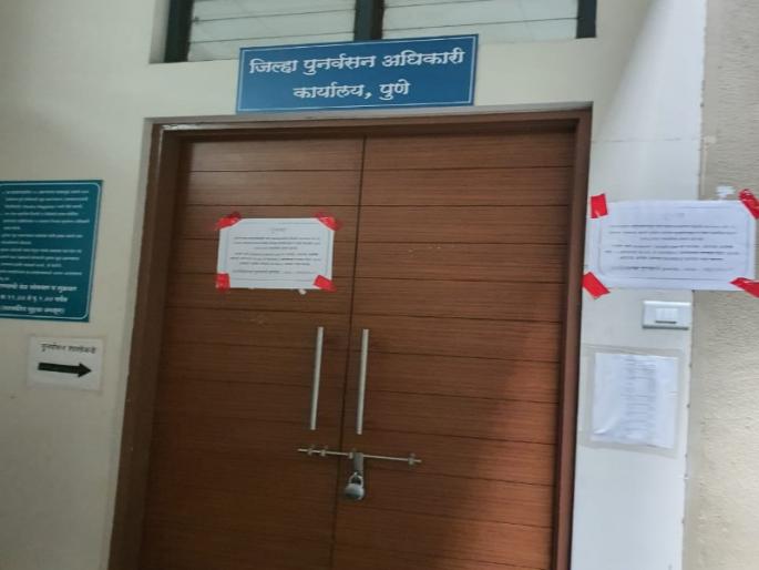 Pune Collector office was feared of Corona ,women was found corona positive | पुणे जिल्हाधिकारी कार्यालयानेच घेतला कोरोनाचा धसका; महिला कर्मचारी पॉझिटिव्ह निघाल्यानंतर खळबळ