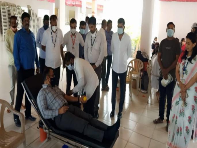 In the blood donation camp of Haveli Tehsil and Panchayat Samiti District Collector Dr. Blood donation by Rajesh Deshmukh | हवेली तहसील व पंचायत समितीच्या रक्तदान शिबिरात जिल्हाधिकारी डॉ. राजेश देशमुख यांनी केले रक्तदान