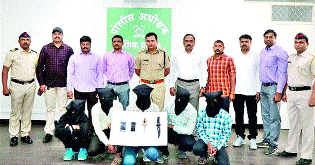 Junky's gang robbery gangs | जिंदालच्या वाहनचालकांना लुटणारी टोळी गजाआड